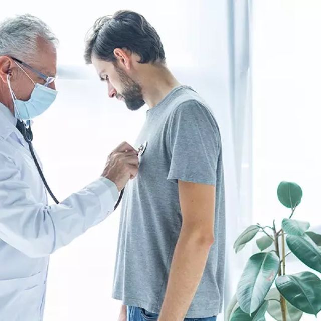 Pulmologija - doktorka sluša pluća