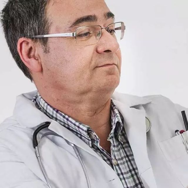 RTG pluća - lekar drži snimak